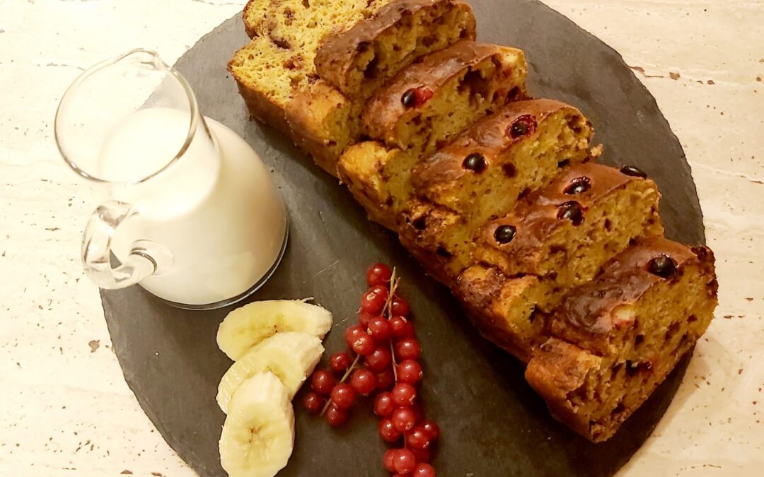 Banana bread cu agrișe și ciocolată